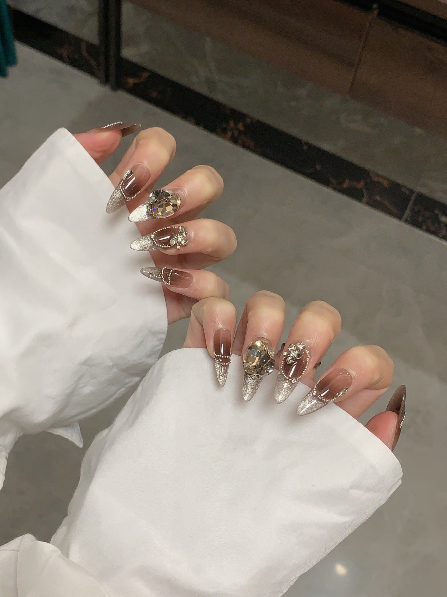 Faux ongles avec pierres précieuses œil de chat marron