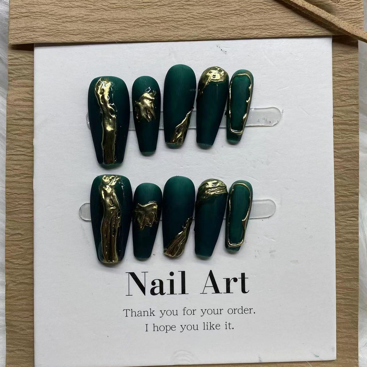 Faux ongles contrastés vert foncé et doré