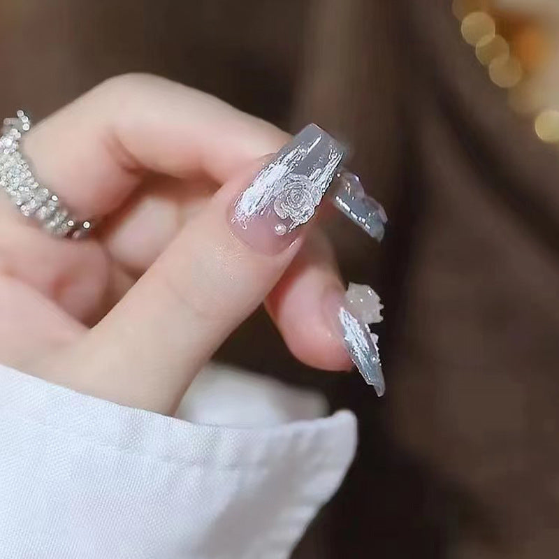 Faux ongles camélia dégradé bleu glace-gris