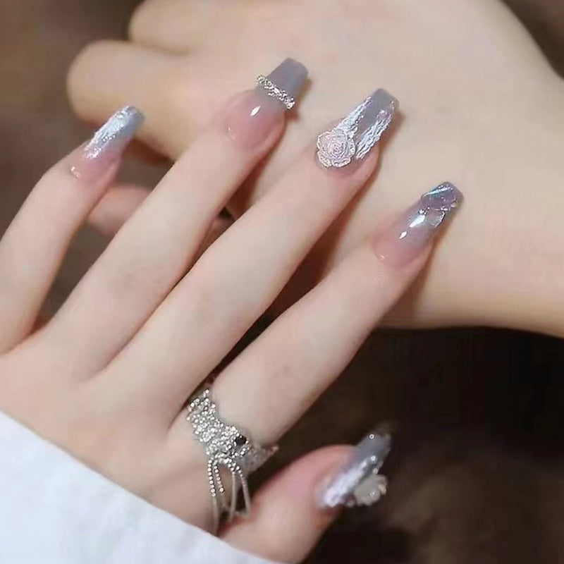 Faux ongles camélia dégradé bleu glace-gris