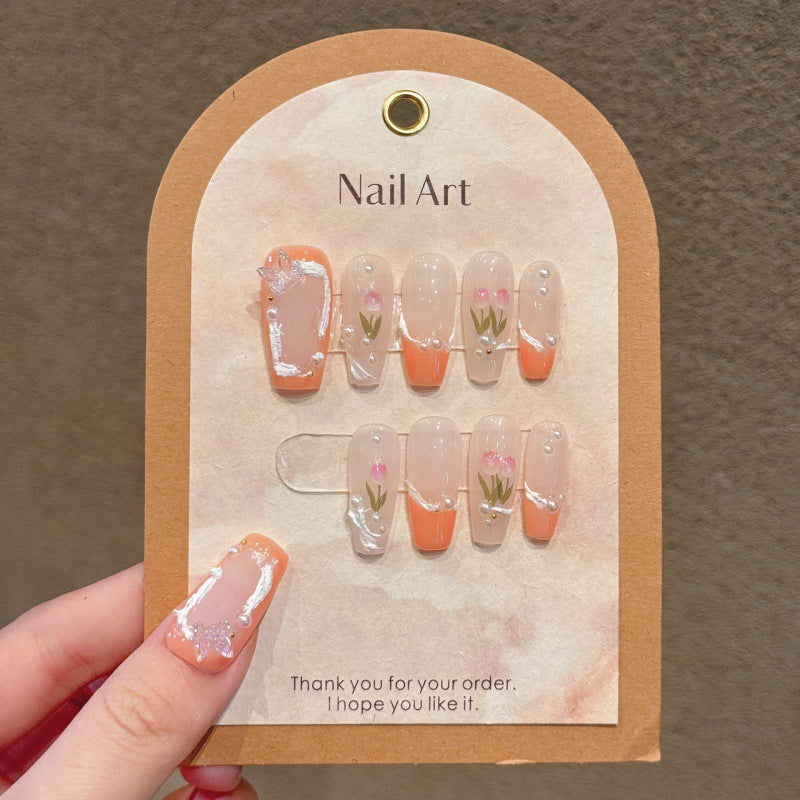 Tulipe sur les faux ongles du bout des doigts