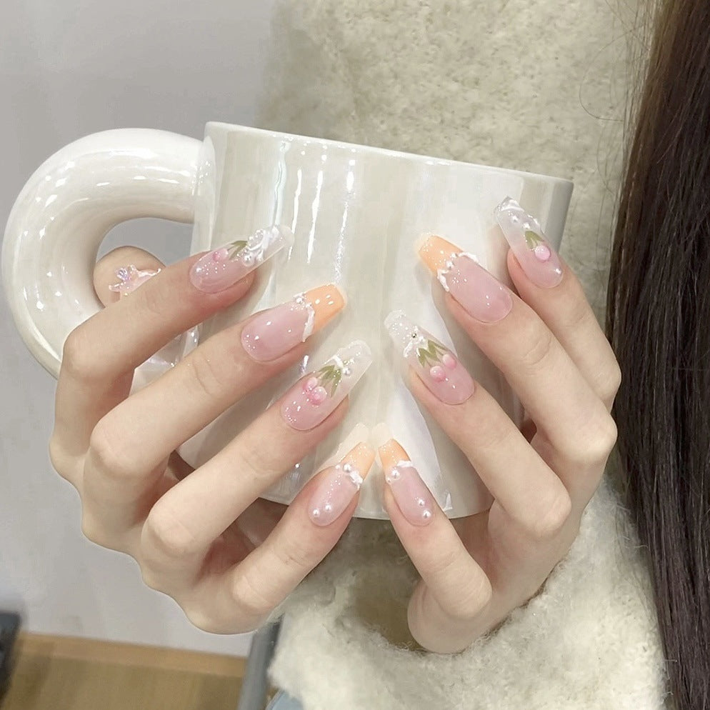 Tulipe sur les faux ongles du bout des doigts