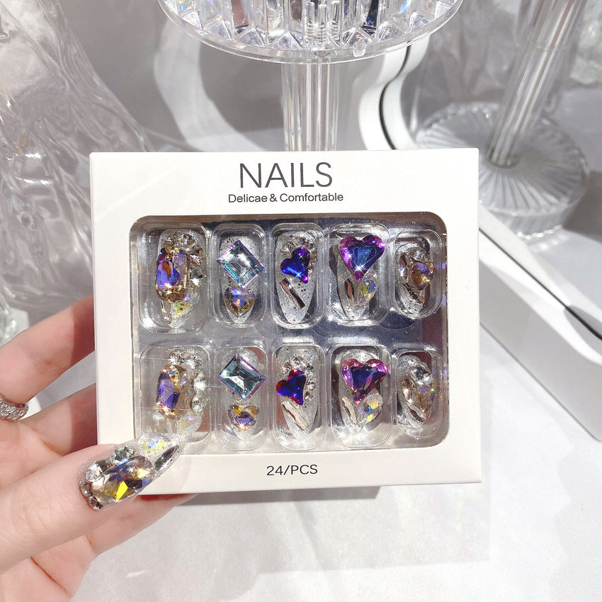 Faux ongles avec pierres précieuses