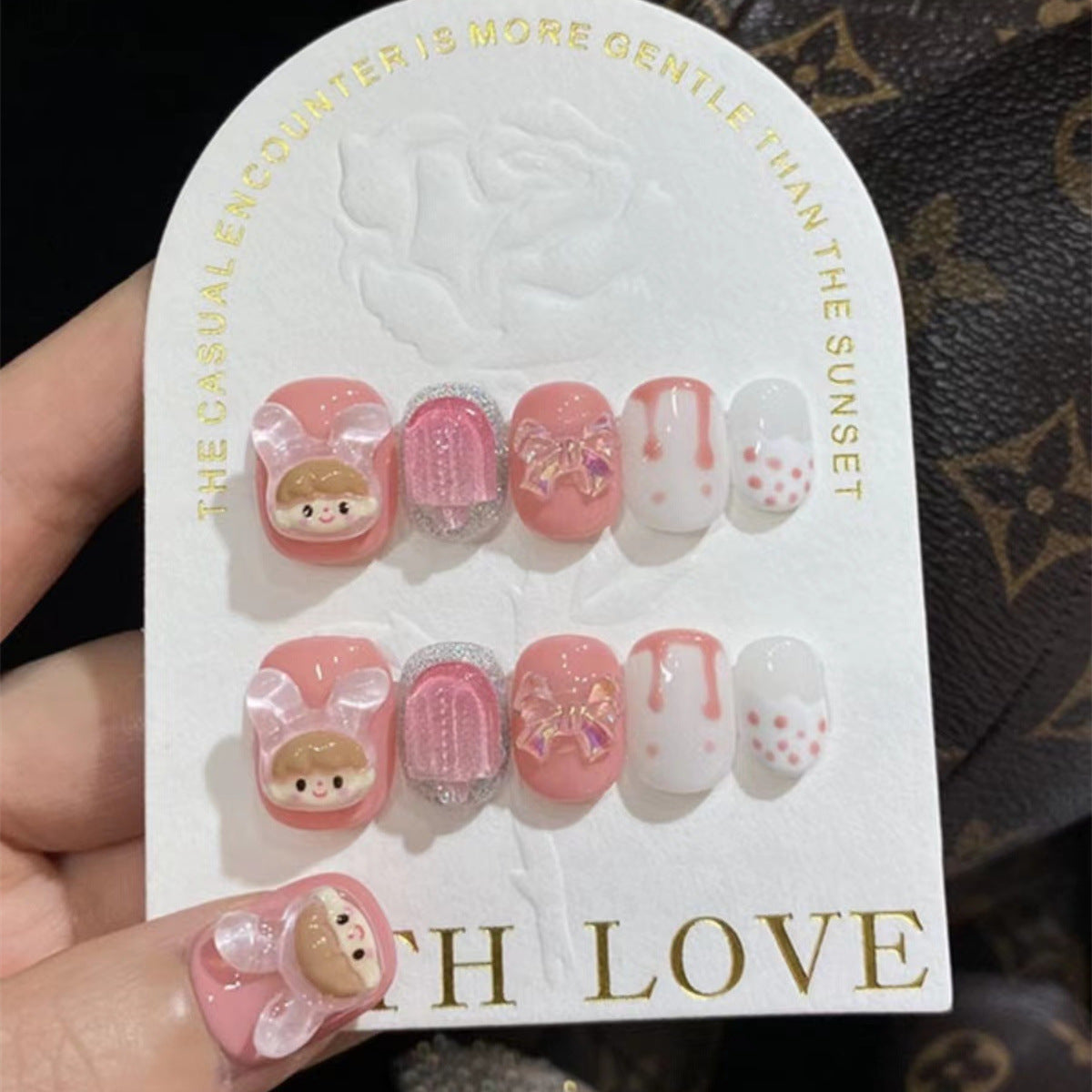 Faux ongles avec nœud de lapin