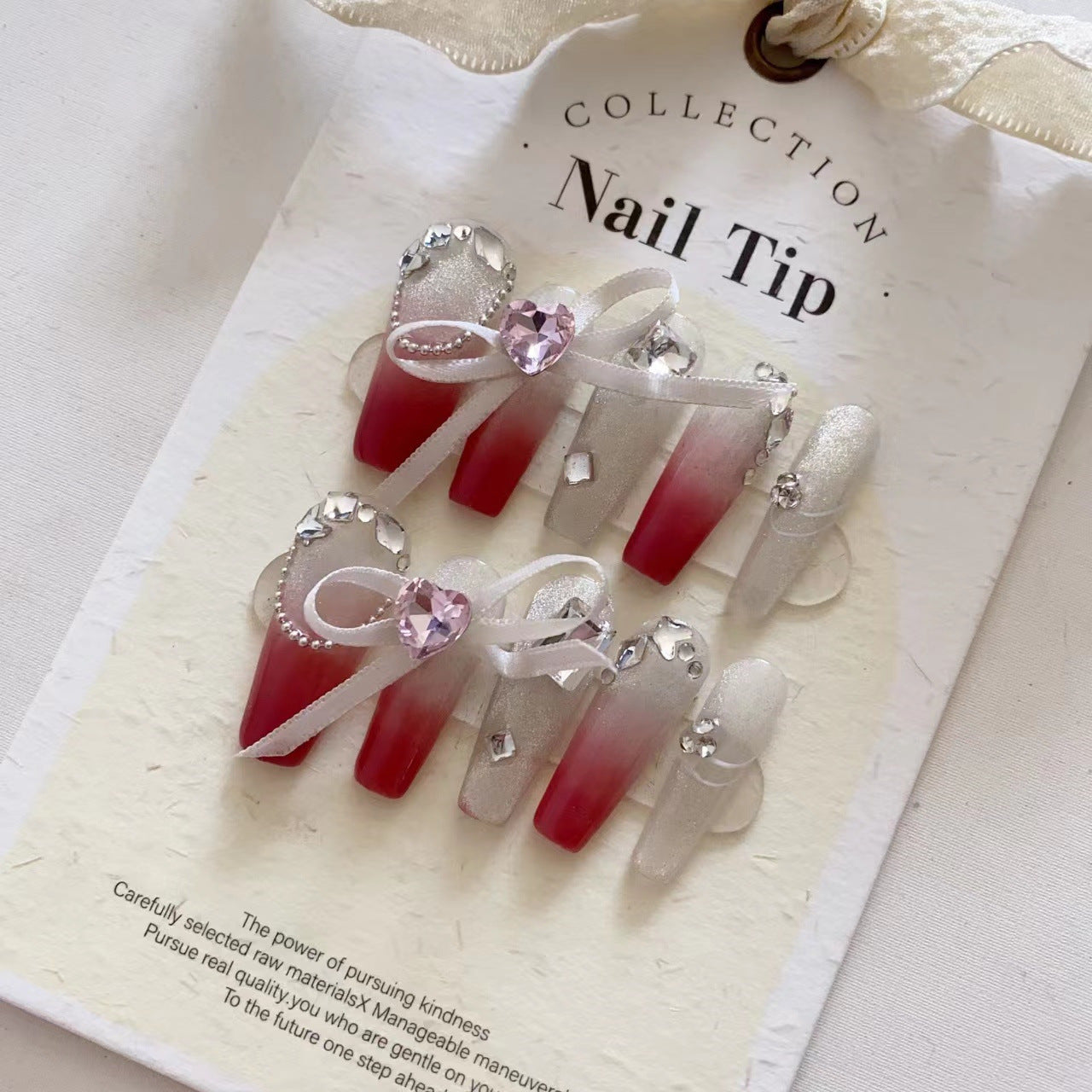 Faux ongles avec nœud en ruban rouge rose