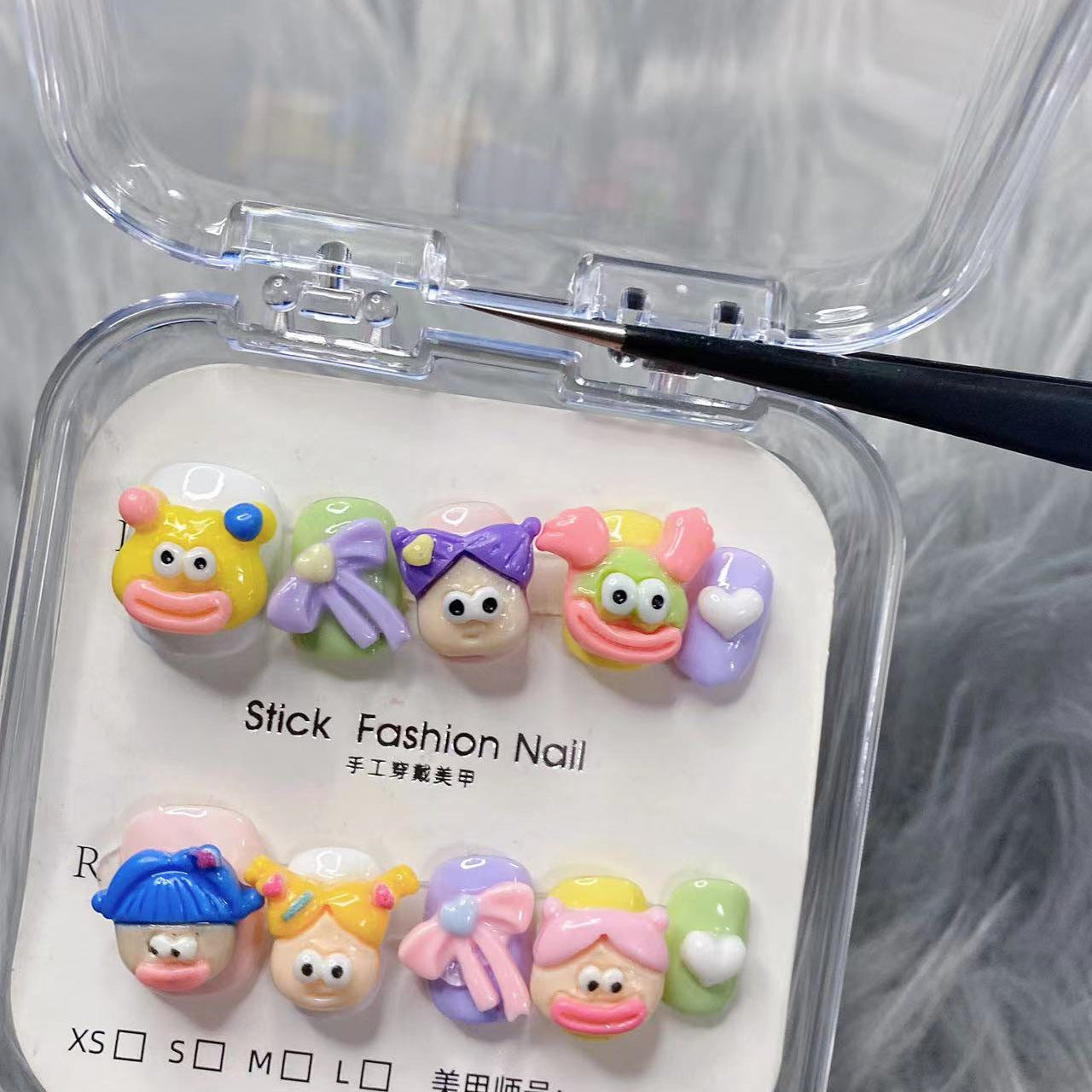 Faux ongles décalés de clown à la bouche de saucisse