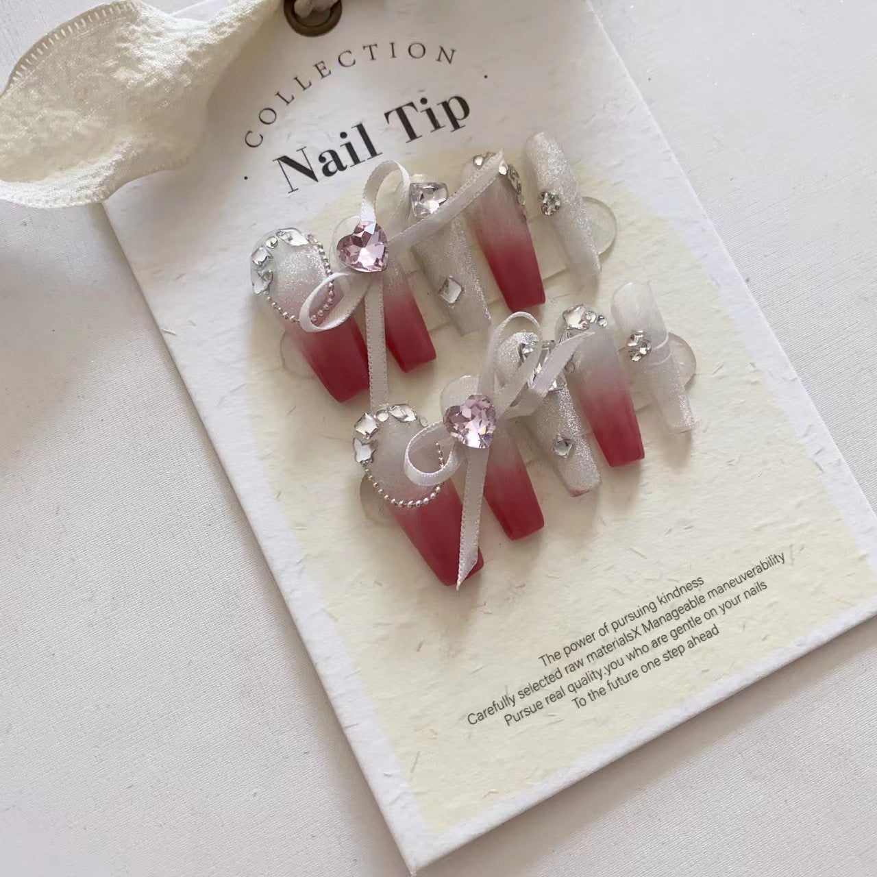 Faux ongles avec nœud en ruban rouge rose