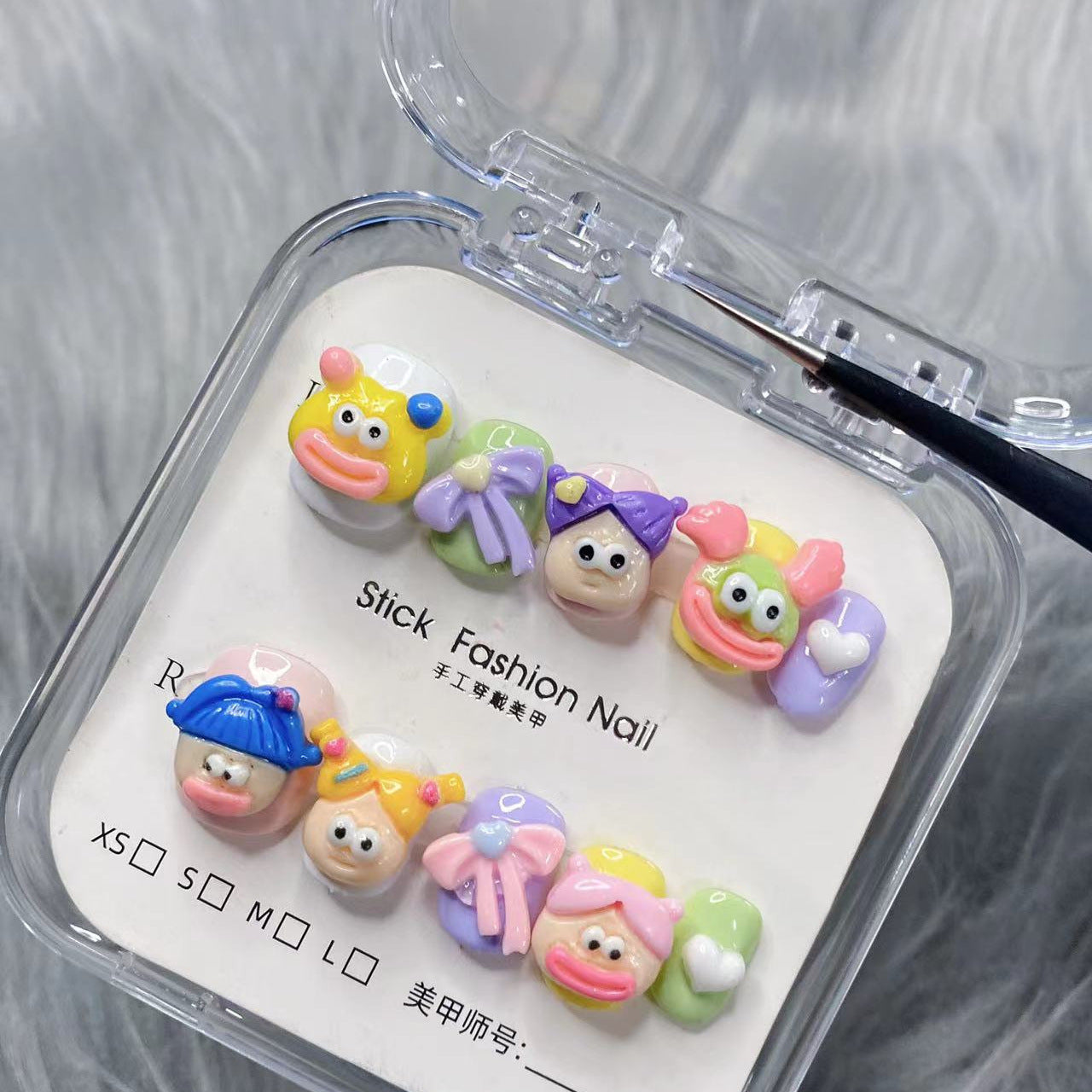 Faux ongles décalés de clown à la bouche de saucisse