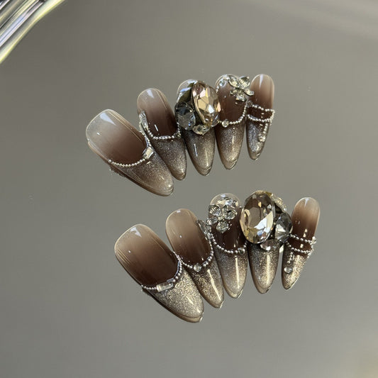 Faux ongles avec pierres précieuses œil de chat marron 