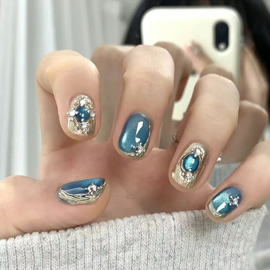 Faux ongles avec pierres précieuses œil de chat bleu Buccellati 