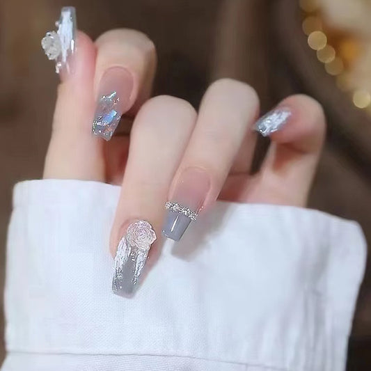 Faux ongles camélia dégradé bleu glace-gris 